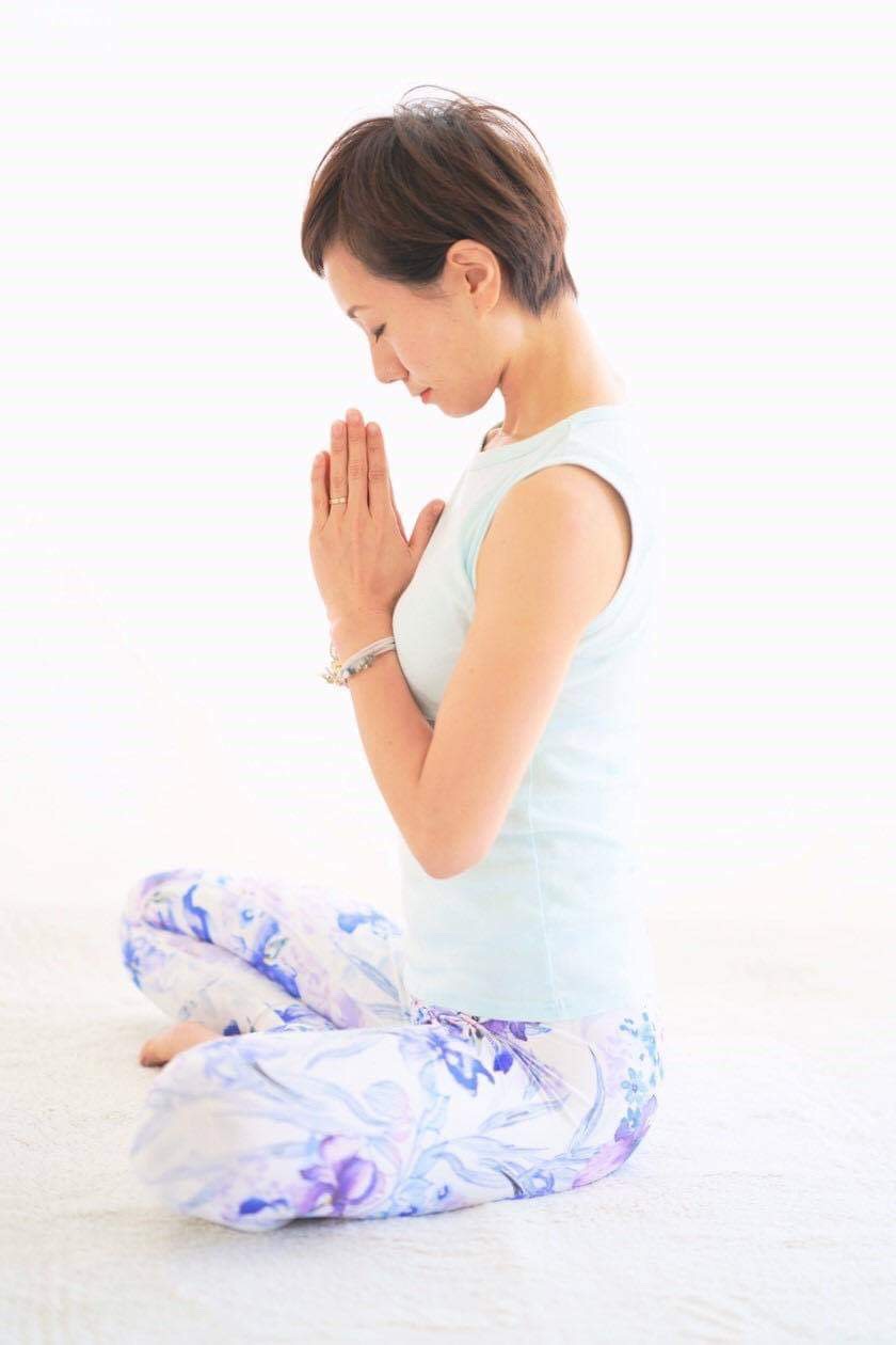 ヨガをする女性。高橋絵麻さんが瞑想をしている写真です。福井の女性を応援するくらし情報、くらしくふくい。